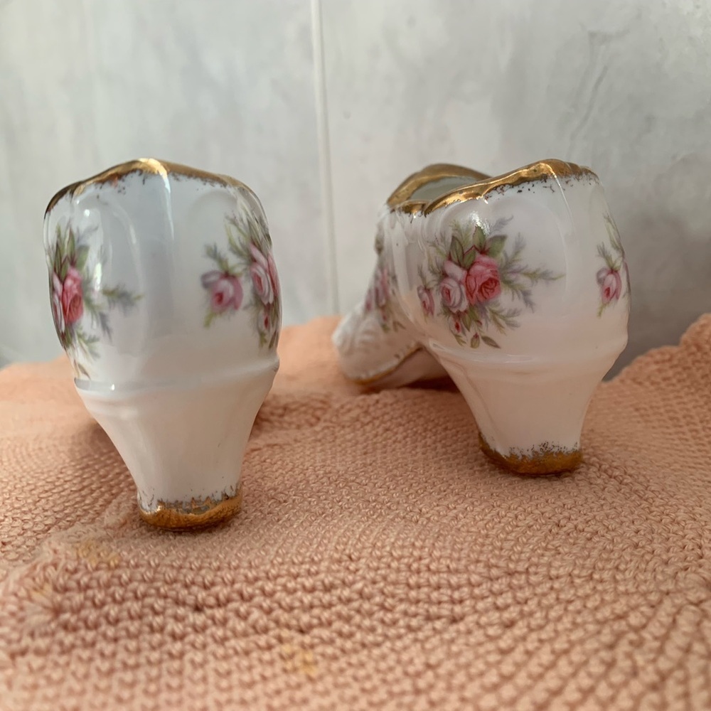 Paragon Fine China Porcelain Her Majesty Victorians Rose Pair of Shoes gold trim - Picture 8 of 8